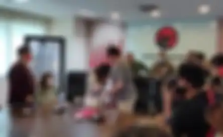 Anggiat Pasaribu kembali mengenakan outfit mentereng saat berjumpa Arteria Dahlan dan ibundanya di gedung DPR/MPR. 