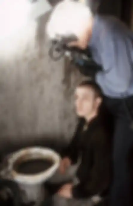 DOP Brian Tufano bersama Ewan McGregor (Renton) saat syuting scne di toilet pada film Trainspotting (1996)