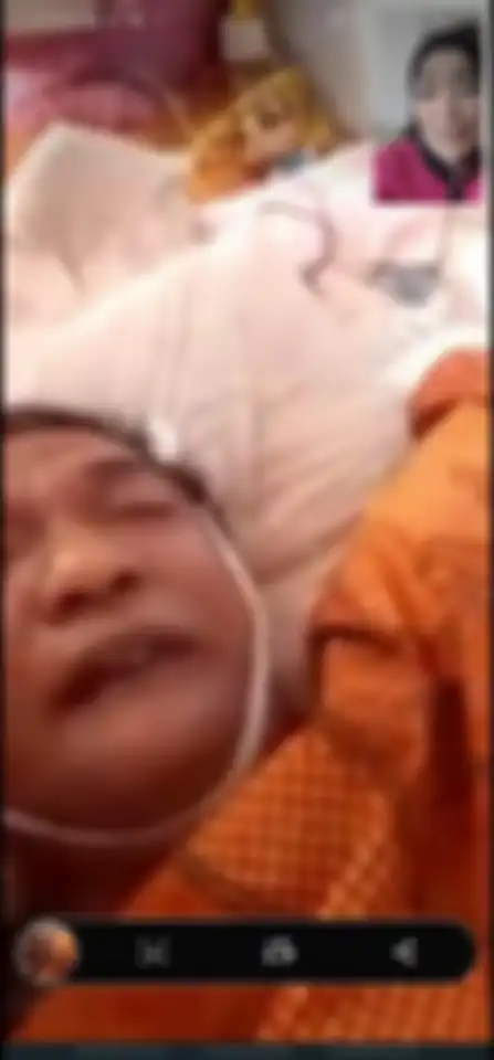 Dalam foto itu, jenazah Imam S Arifin terlihat terbujur kaku di atas ranjang sederhana di rumahnya. Hati netizen nyesek melihatnya.
