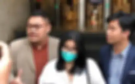 Dea OnlyFans, bersama para pengacaranya di Polda Metro Jaya.