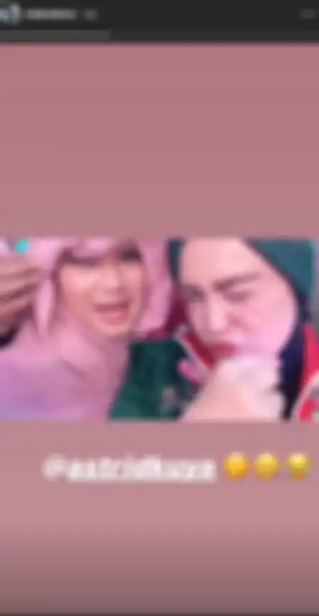 Indra Bekti memasangkan jilbab Chacha Frederica
