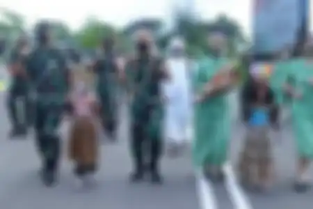 Jenderal Dudung Abdurachman kerap ditemani Habib Husein Baagil. Katanya, Dudung mengislamkan 150 orang Timor Timur.