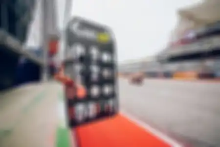 Turunan dari kata pit lainnya yaitu pit board papan penunjuk media komunikasi pit crew dengan pembalap yang dijalankan di area pit wall