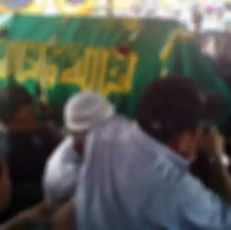 Foto jenazah bintang sinteron Si Doel bikin trenyuh. Selain sahabatnya, juga terlihat antusiasme warga sekitar yang ingin melayat ke rumah duka. 