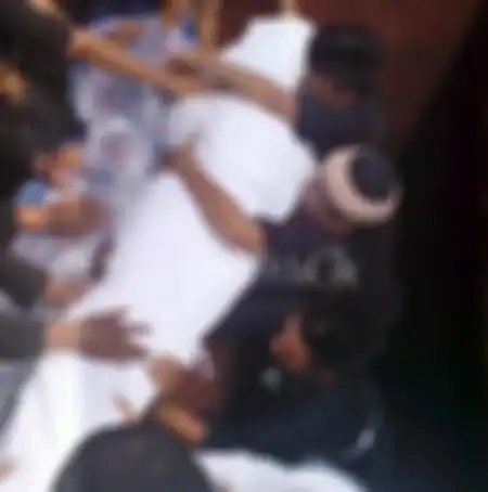 Foto jenazah bintang sinteron Si Doel bikin trenyuh. Selain sahabatnya, juga terlihat antusiasme warga sekitar yang ingin melayat ke rumah duka. 