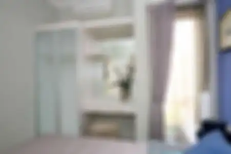 Meyimpan menempel dinding pada meja rias.