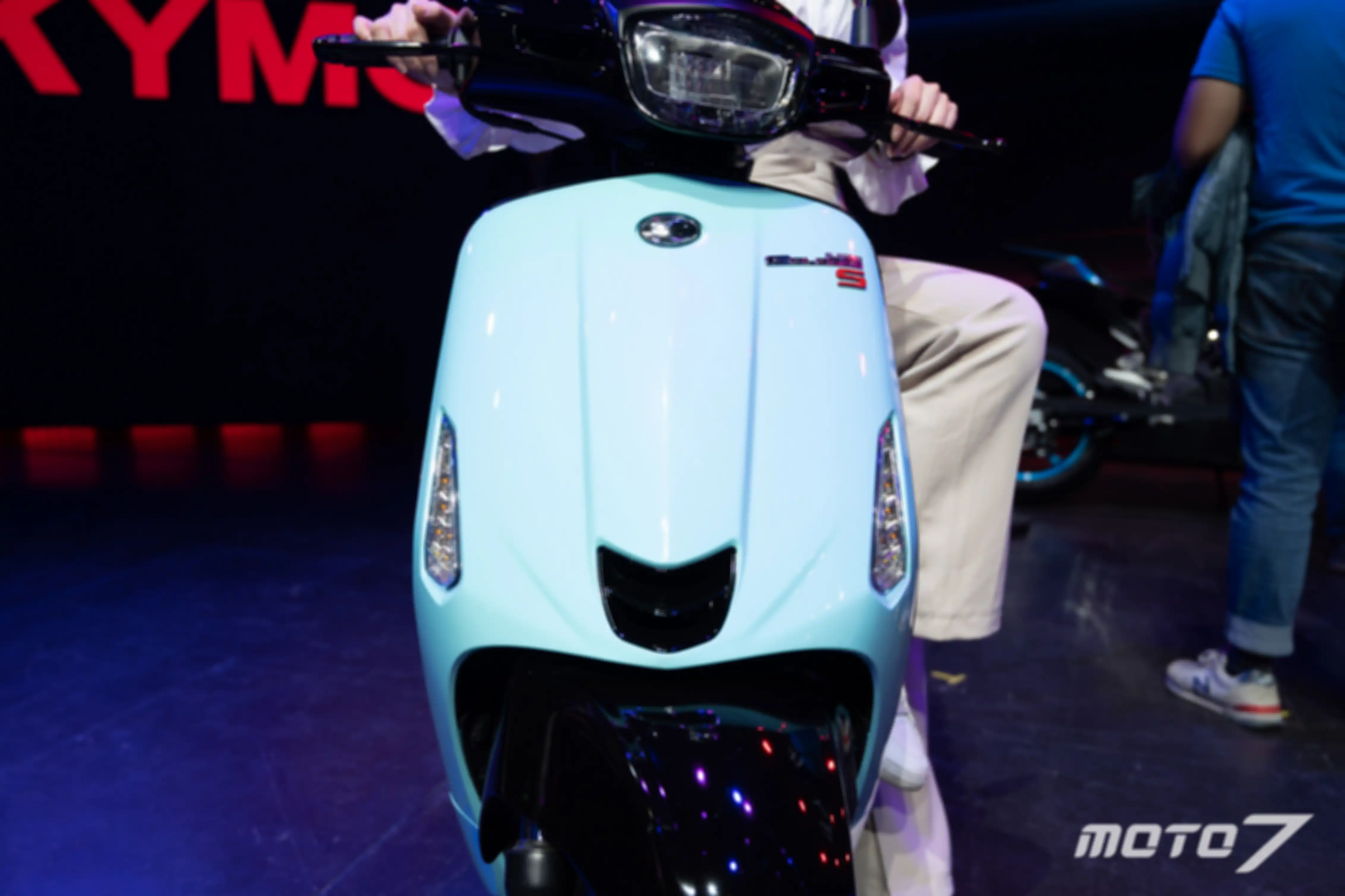 Bagian depan Kymco Like 150 Colombo S mirip Vespa Sprint.