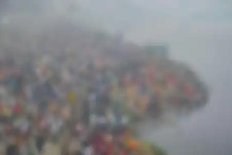 Warga India dalam festival chhath Puja di sungai Yamuna