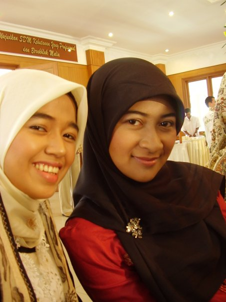 Fatimah Saidah berfoto dengan teman 