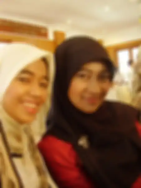 Fatimah Saidah berfoto dengan teman 