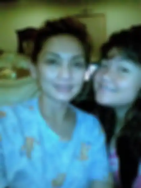 Anak Nia Daniaty Olivia Nathania ternyata belum menghapus foto mantan suaminya. Respons Olivia mendengar korban penipuan meninggal disorot.