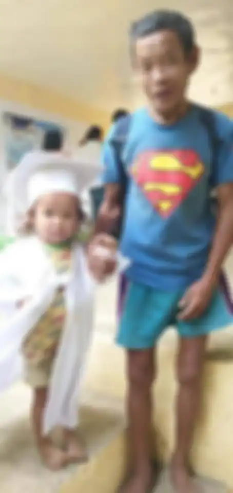 Sang ayah hadir di wisuda anak perempuannya tanpa alas kaki dan pakaian mewah.