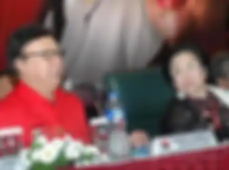 Foto Krisdayanti langsung digeruduk gegara blak-blakan bongkar gaji anggota DPR. Tjahjo Kumolo sampai buka isi dompetnya.