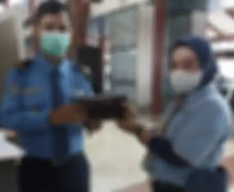 Foto tampang Halimah viral di media sosial. Petugas cleaning service ini kebanjiran penghargaan usai menyerahkan cek senilai Rp 35,6 miliar. 