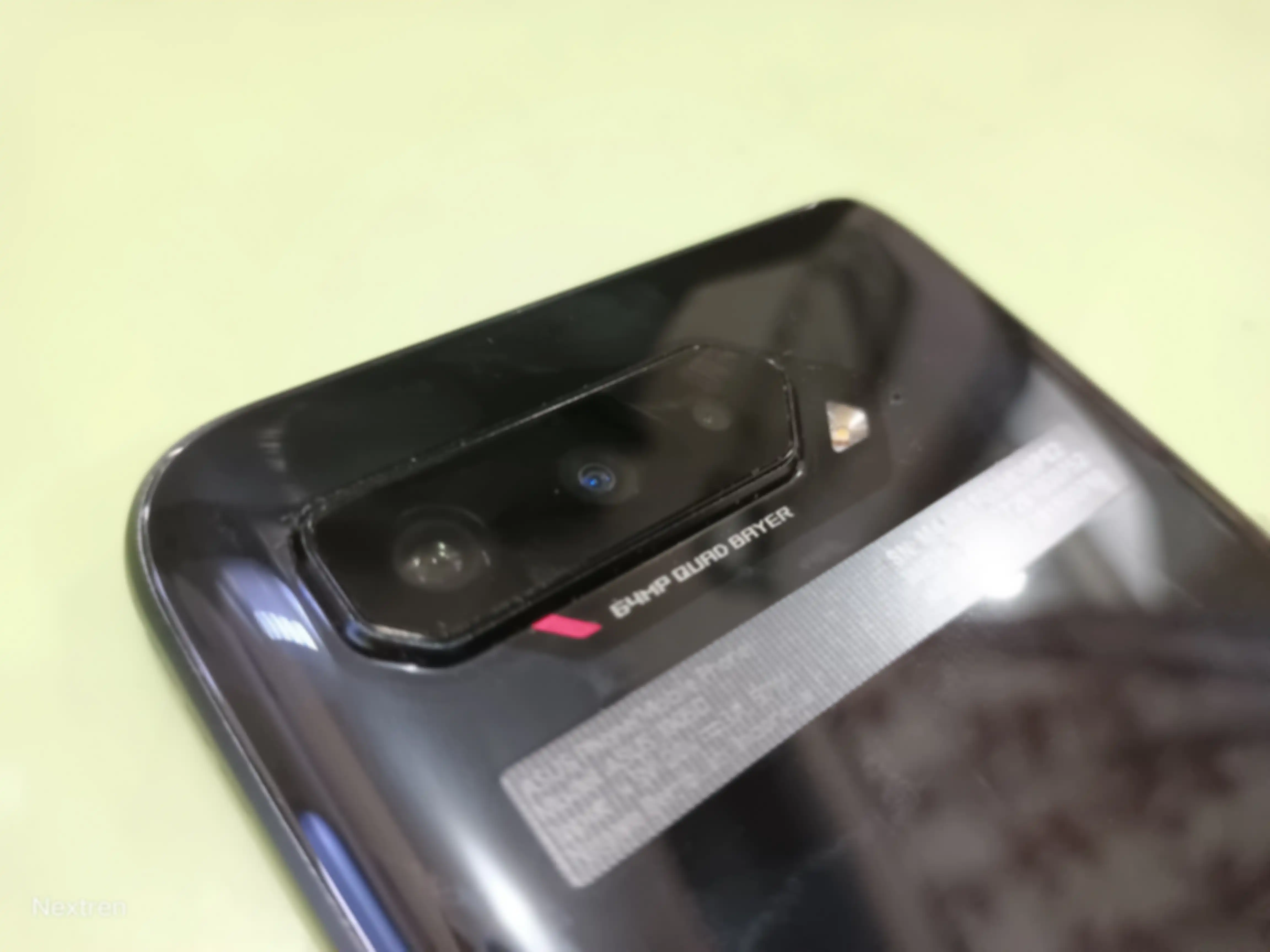 Tiga kamera ASUS ROG Phone 5 di bagian belakang.