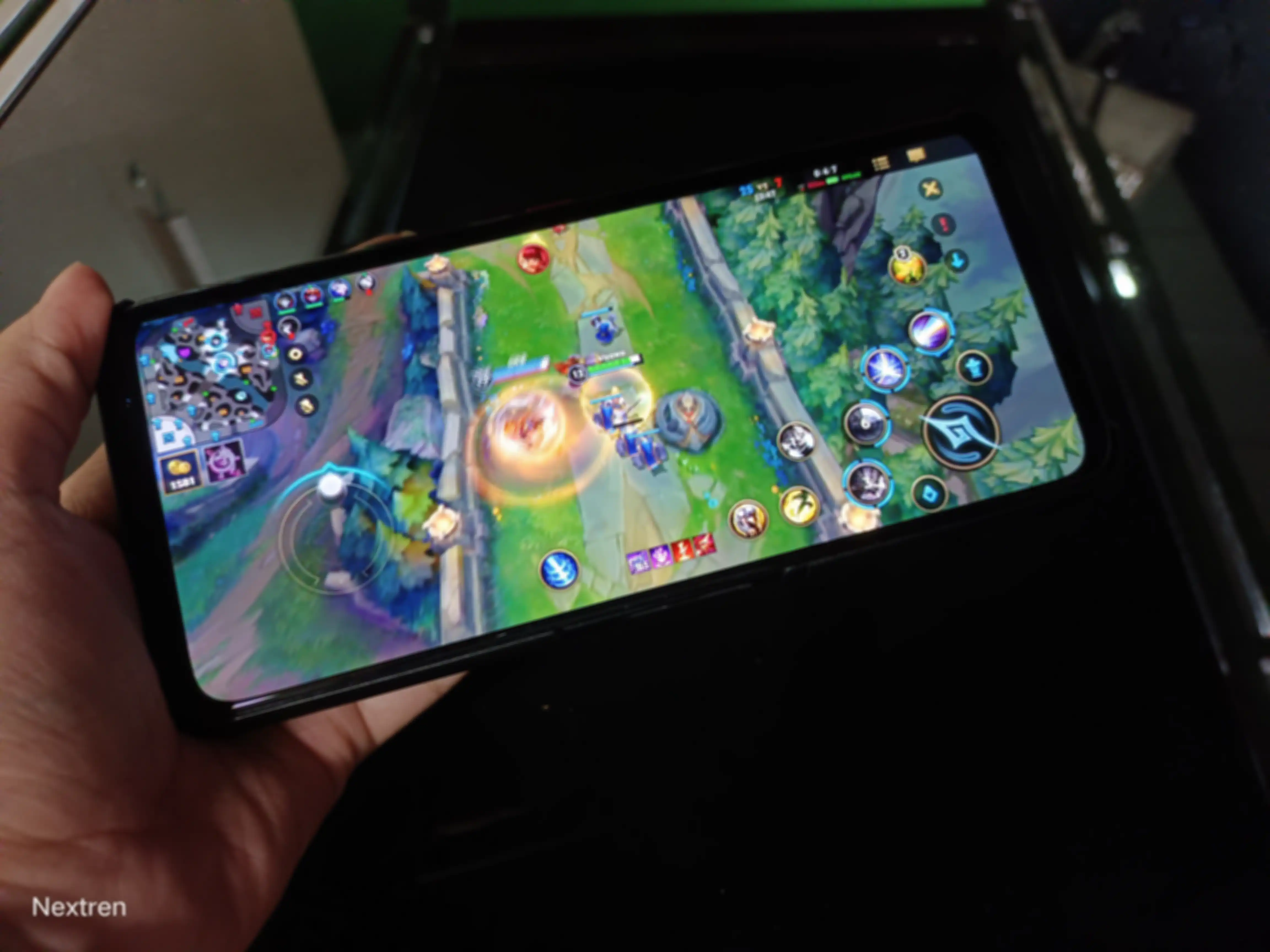 Layar ASUS ROG Phone 5 ketika digunakan bermain League of Legends.