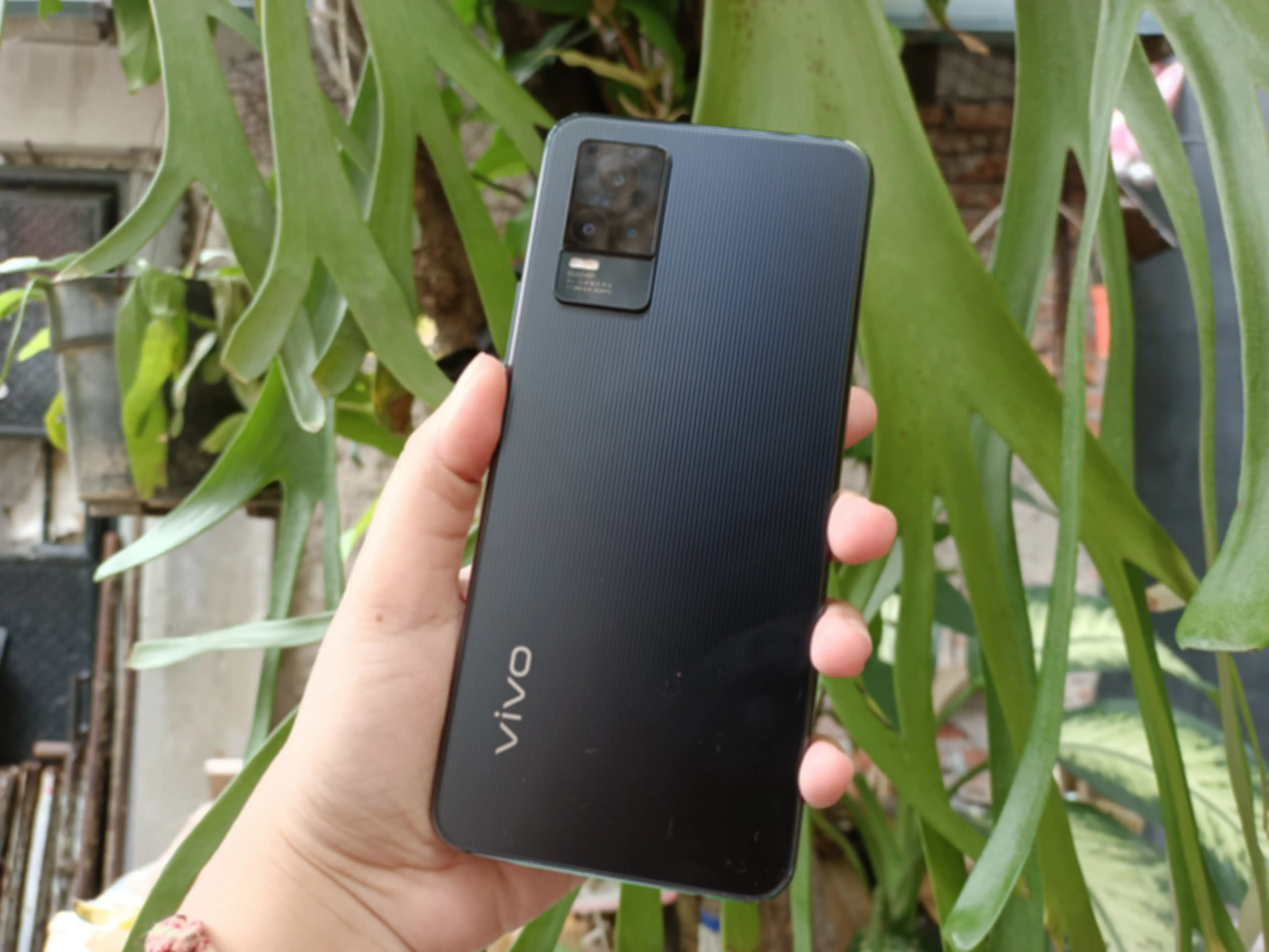 Perangkat vivo V21 dengan warna Roman Black