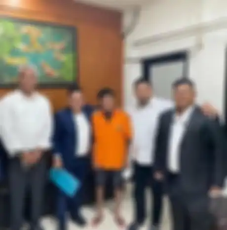 Masril penyebar konten kasus Ferdy Sambo punya jabatan mentereng, pantas dibela pengacara kelas atas. Kerap foto bareng pejabat.