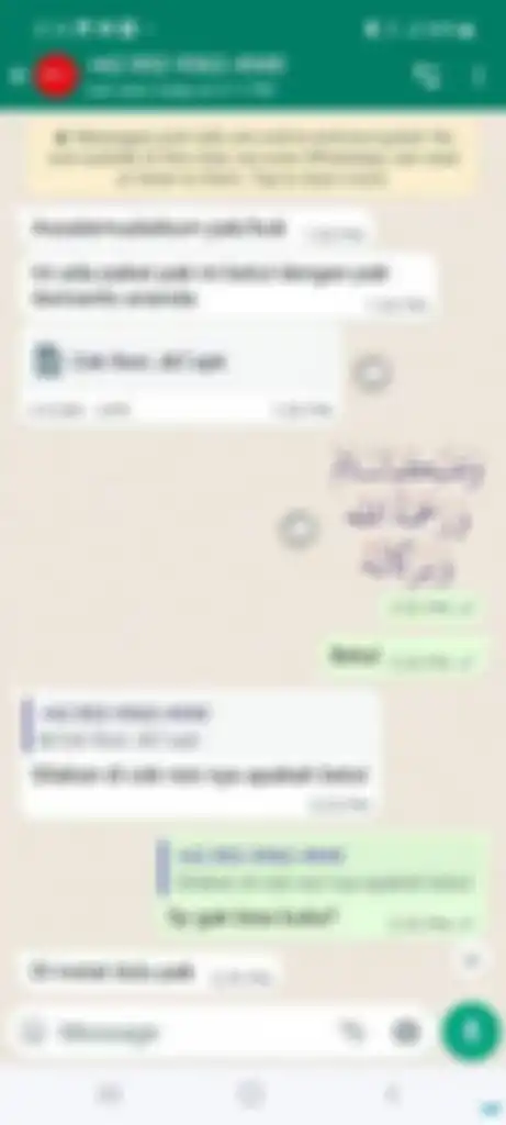 Tangkapan layar pelaku penipuan online mengaku kurir dan mengirimkan aplikasi berbahaya via WhatsApp