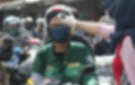 Ilustrasi pemotor diperiksa suhu badan mencegah penularan Covid-19