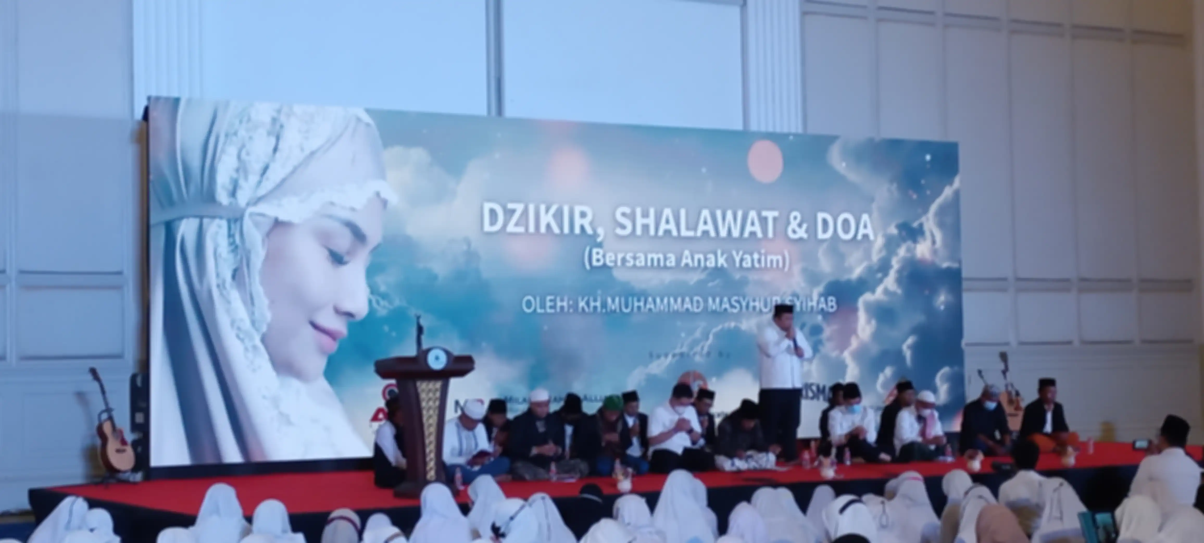 Pantauan Grid.ID, tidak ada foto mendiang Bibi Ardiansyah dalam pengajian Vanessa Angel hari ini.