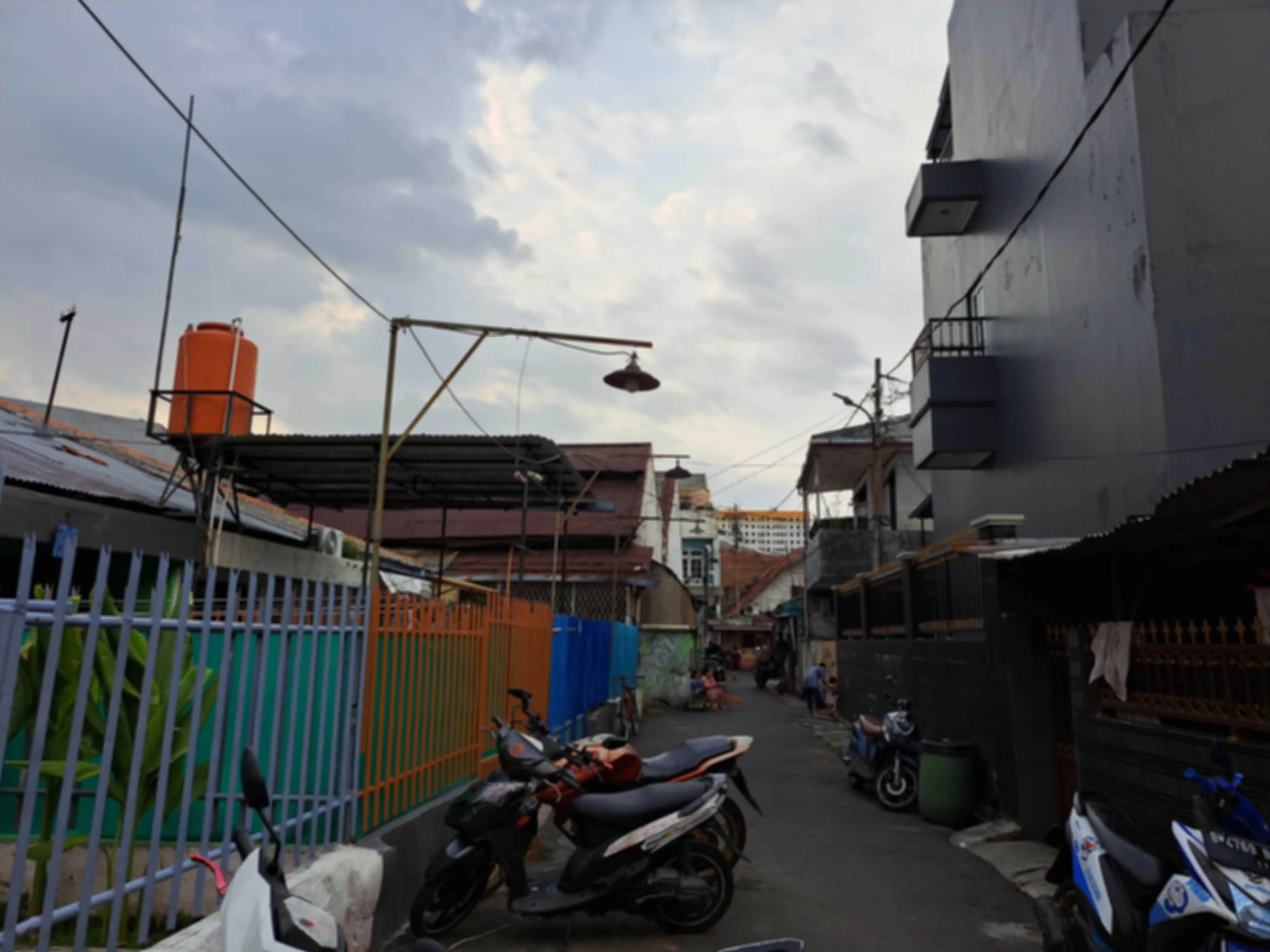 Hasil kamera utama Samsung Galaxy A53 5G, cuaca yang mendung tetap memberikan cahaya alami di hasil foto.