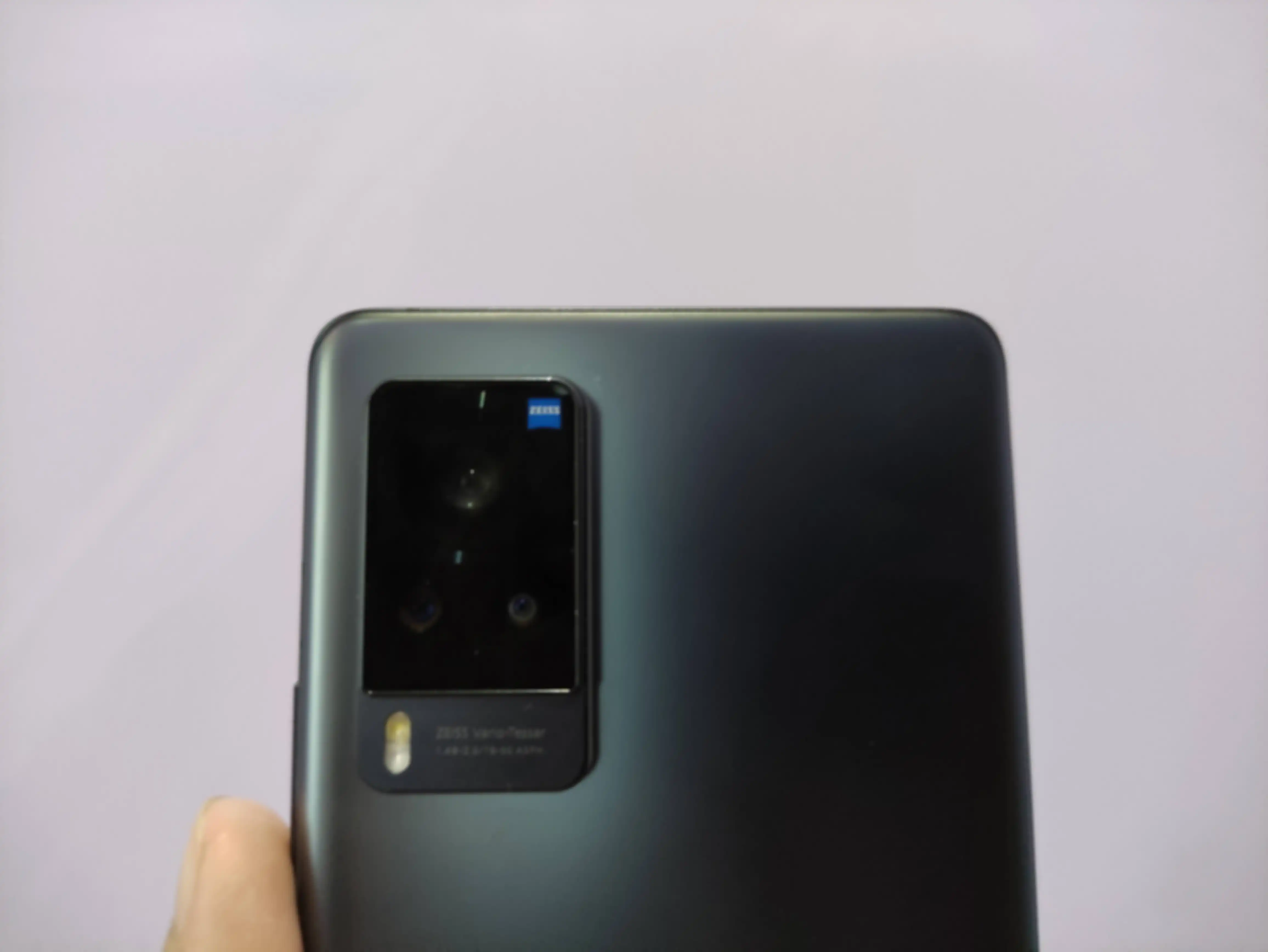 Modul kamera belakang Vivo X60 Pro terdapat logo Zeiss.