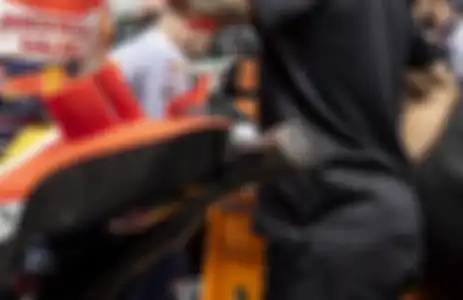 Terdapat sarang tawon atau penyaring di knalpot motor MotoGP yang tidak ada di motor harian mencegah benda asing masuk ke dalam knalpot