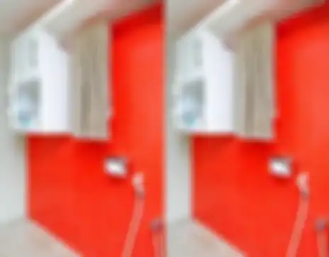 Merah pada susunan keramik yang sebelumnya dipecah-pecah.