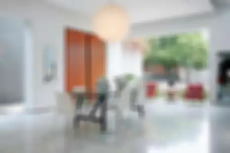 Tanpa sekat fisik terdapat pemisahan fungsi ruang melalui furnitur.