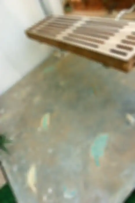 Dudukannya terbuat dari kayu solid jenis bangkirai. Untuk material kayu ini sebaiknya dipilih jenis yang tahan terpaan hujan dan paparan matahari. 