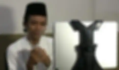 Foto Ustaz Abdul Somad menangis. UAS pergi ke makam malam-malam hingga memberikan kesedihan mendalam.
