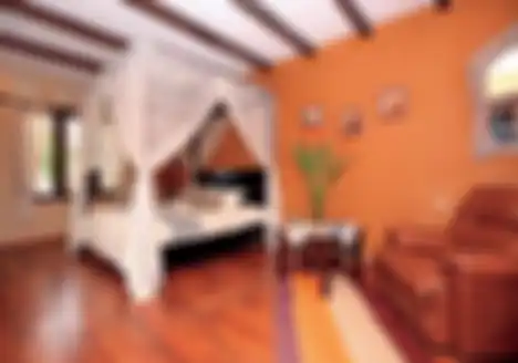 Untaian kelambu di tempat tidur hangat kamar dan memberi kesan romantis. 
