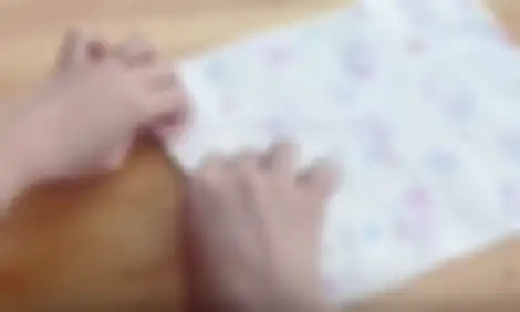DIY masker kain: lipat kedua sisi lebar kemudian jahit