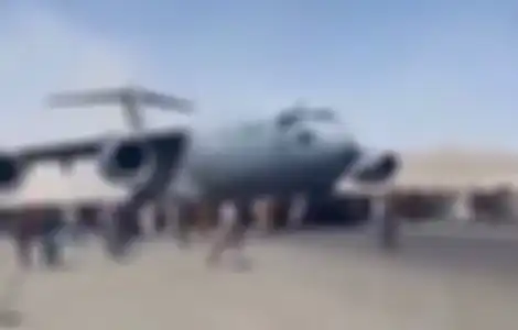 Foto ini merekam 2 warga Afghanistan yang jatuh dari pesawat militer Amerika Serikat (AS) usai bergelantung di bagian roda. 
