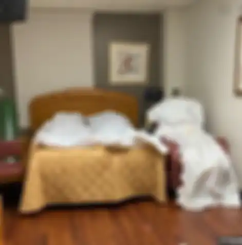 Tempat tidur lain yang menujukkan tumpukan mayat.
