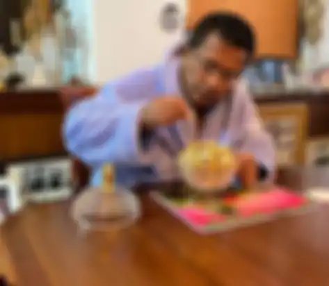 Hotman dengan popcorn berlapis emas miliknya, yang dibeli dari chef Arnold 