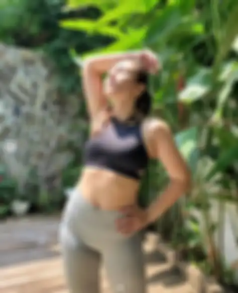Wulan Guritno memilih mengenakan legging warna abu-abu yang tampak memamerkan tubuhnya yang seksi dan aduhai