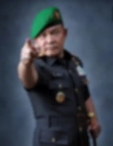 Foto anggota TNI yang mencopoti baliho Habib Rizieq Shihab sudah membuat karier Jenderal Dudung Abdurachman moncer. 