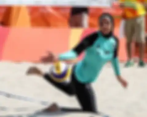 Doaa Elghobashy, pemain voli pantai berhijab asal Mesir in menjadi sorotan saat berlaga di Olimpiade. 
