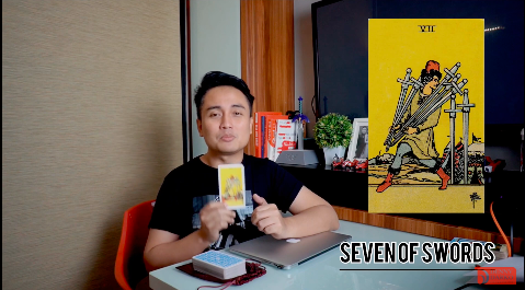 Denny Darko terkejut saat melihat kartu tarot The Seven of Swords
