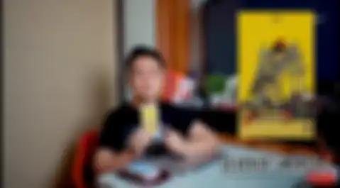 Denny Darko terkejut saat melihat kartu tarot The Seven of Swords