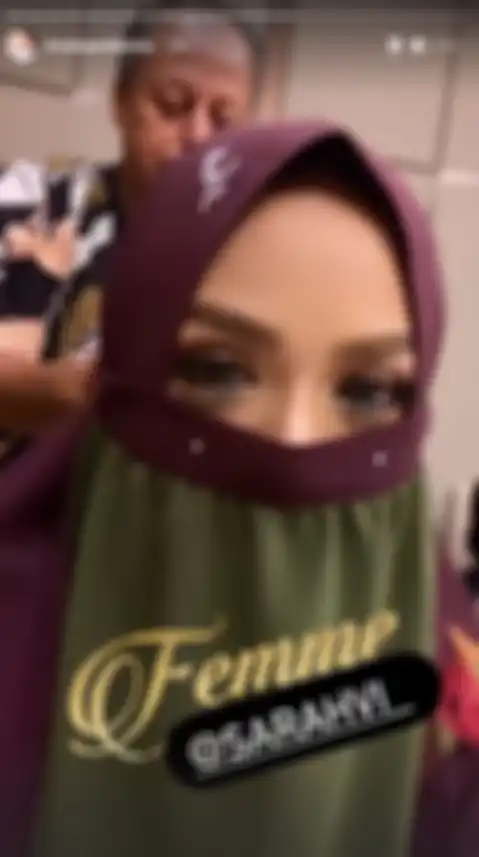 Krisdayanti mengenakan cadar