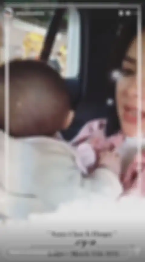 Syahrini dan Reino Barack kepergok momong bayi di Jepang