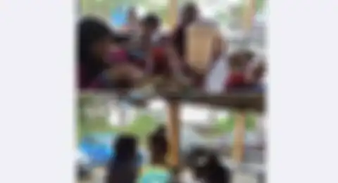 Mengira Warung, Keluarga Ini Rupanya Makan di Rumah Orang