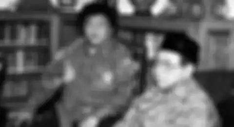 Foto Wimar Witoelar muda bikin pangling, mantan juru bicara Presiden ke-4 RI Abdurahman Wahid atau Gus Dur ini menolak gelar pahlawan untuk Soeharto.