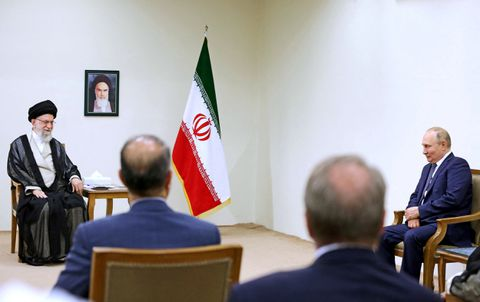 Presiden Putin bertemu dengan Ayatollah Ali Khomeini