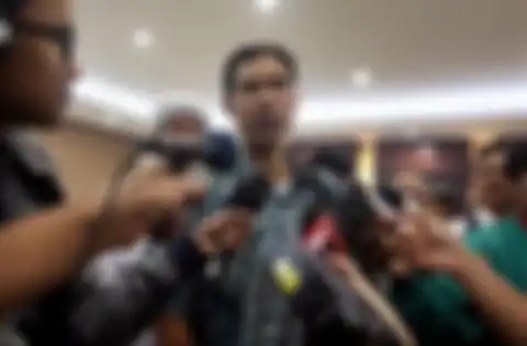 Foto Munarman pegang uang di depan peserta demo terlihat sebagai dokumentasi dari sebuah acara unjuk rasa yang pernah digelar. 