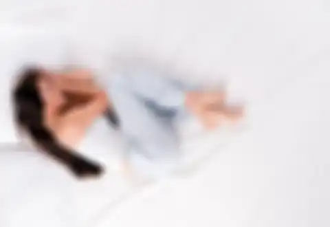 posisi tidur meringkuk seperti bayi