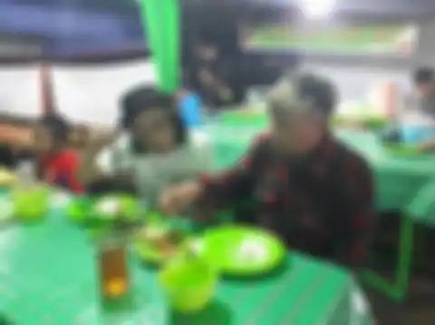Epy Kusnandar di warungnya